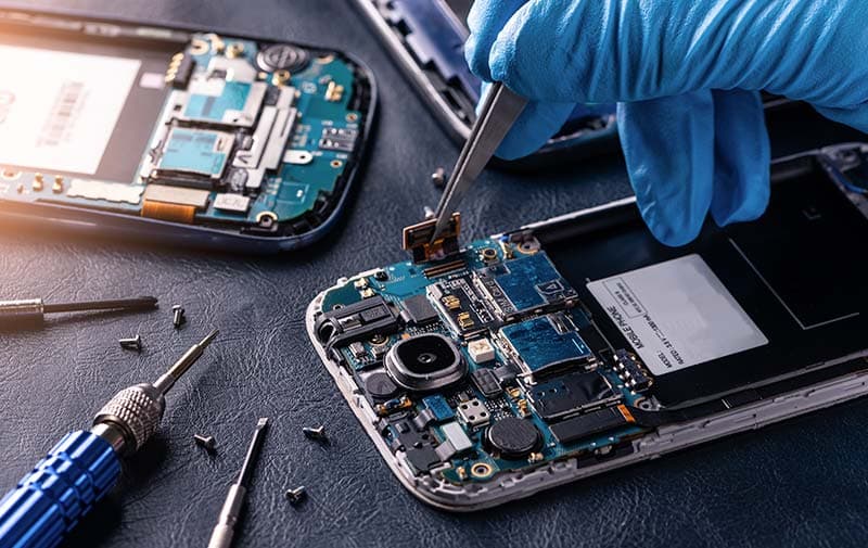 Professional repairing phone